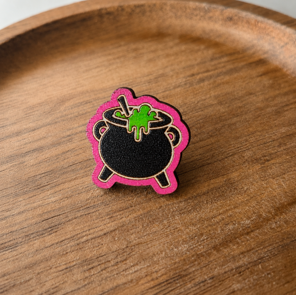 Wooden Cauldron Pin Badge – Spooky Halloween Witch Brooch | Laser Cut Wooden Lapel Pin | Gothic Gift | Cute Witch Accessory