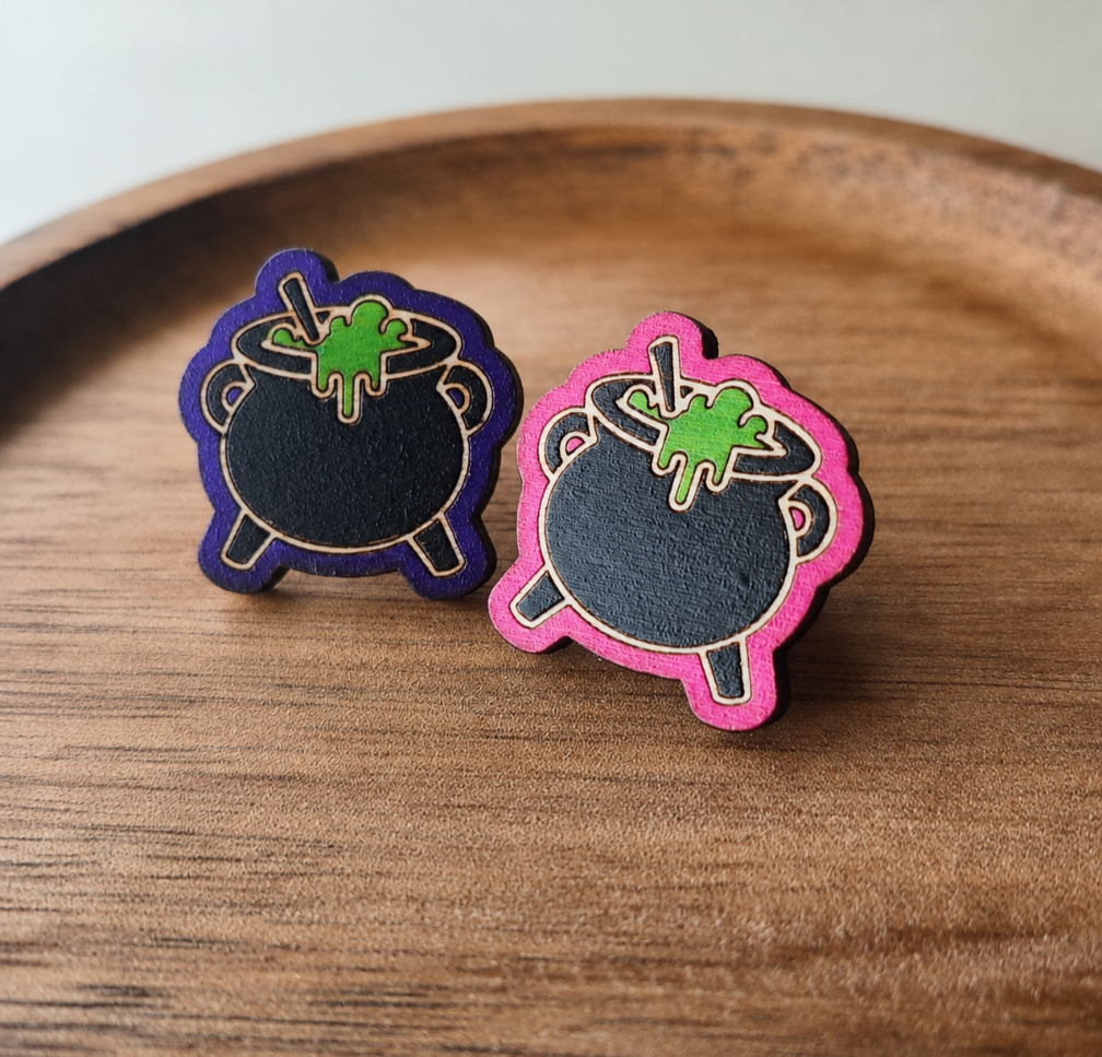 Wooden Cauldron Pin Badge – Spooky Halloween Witch Brooch | Laser Cut Wooden Lapel Pin | Gothic Gift | Cute Witch Accessory